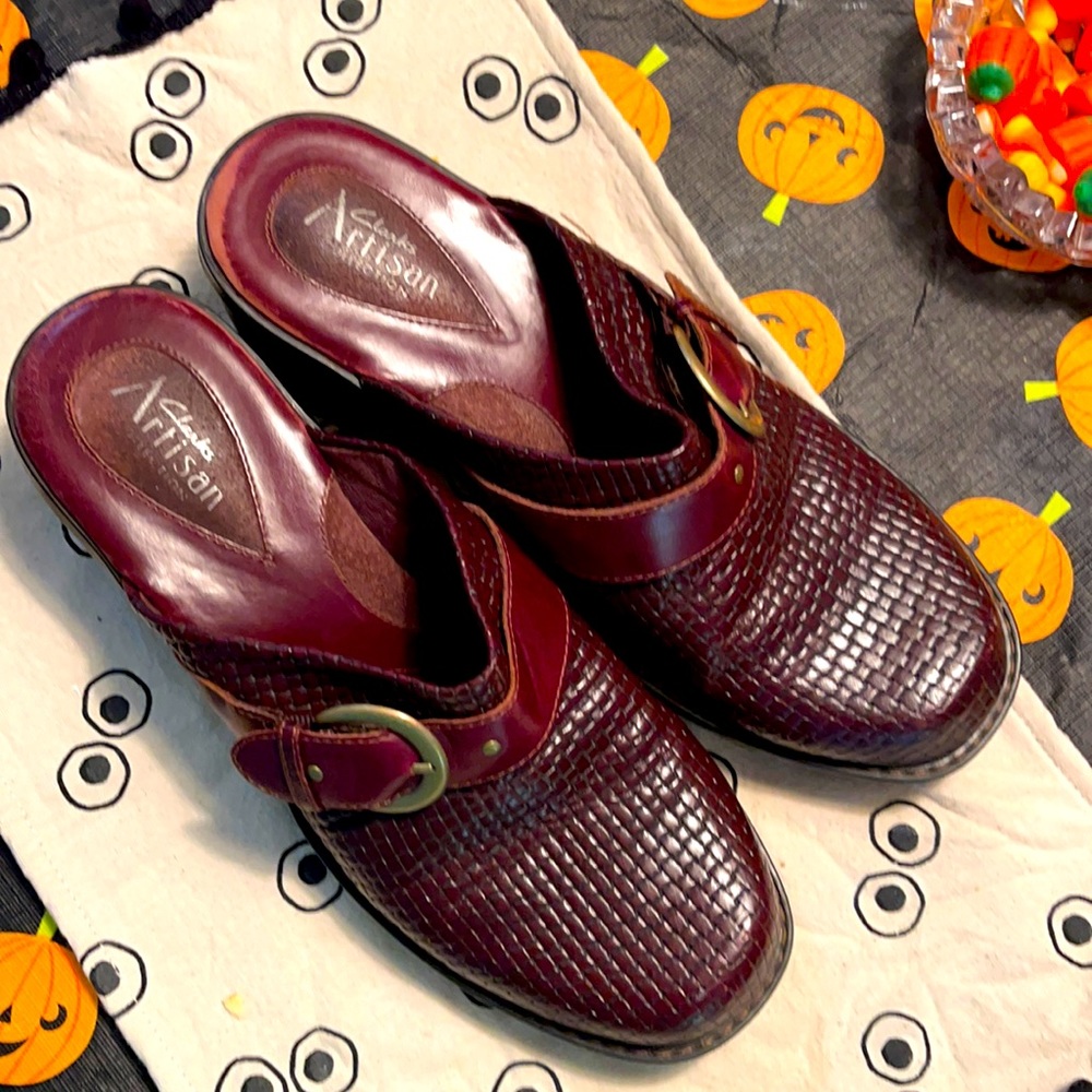 Clarks Artisan Collection burgundy/brown mules